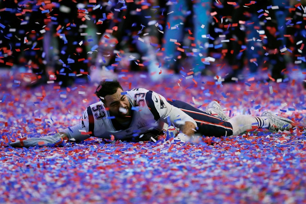 Kyle Van Noy oslavuje triumf New England Patriots v Super Bowlu LIII