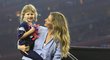 Modelka a milá Toma Bradyho Gisele Bündchen vzala na Super Bowl i jejich dceru