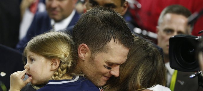 Tom Brady slaví svůj pátý triumf v Super Bowlu s rodinou přímo na hřišti v Houstonu