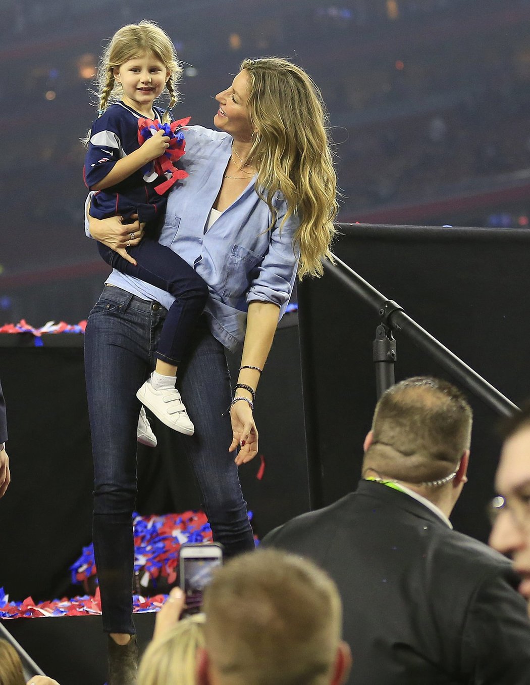 Modelka a milá Toma Bradyho Gisele Bündchen vzala na Super Bowl i jejich dceru