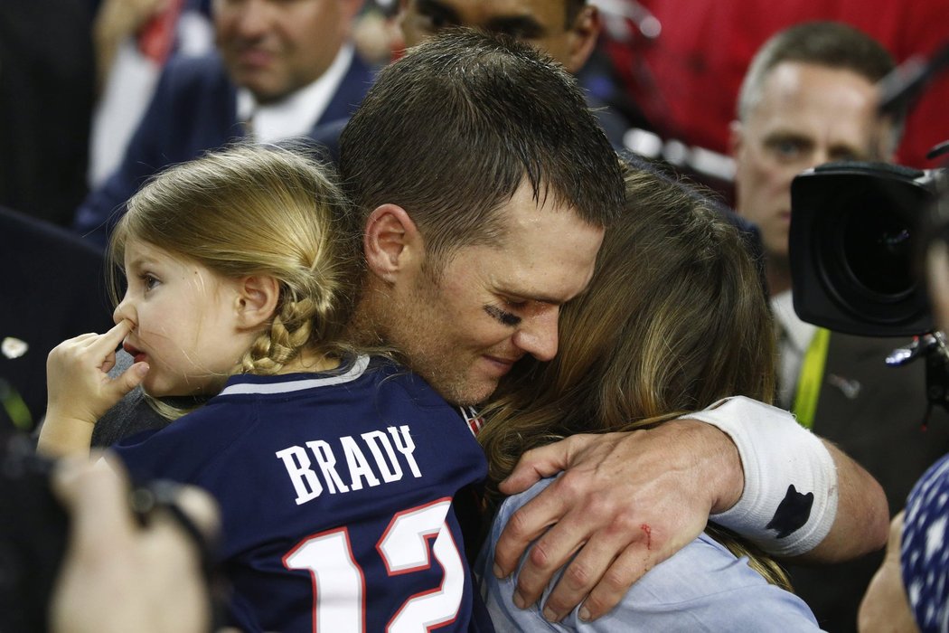 Tom Brady slaví svůj pátý triumf v Super Bowlu s rodinou přímo na hřišti v Houstonu