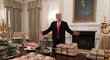 Americký prezident Donald Trump nakoupil hráčům Clemsonu Tigers při jejich návštěvě Bílého domu hamburgery a pizzu ze svého