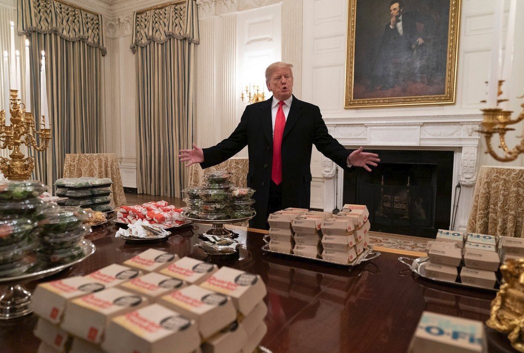 Americký prezident Donald Trump nakoupil hráčům Clemsonu Tigers při jejich návštěvě Bílého domu hamburgery a pizzu ze svého
