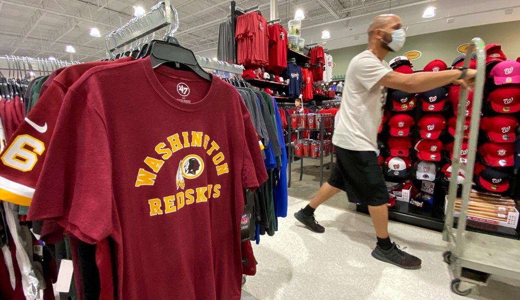 Společnost Nike už přestala distribuovat předměty s logem Redskins