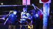 Děsivá scéna v New Orleans. Záchranáři odvážejí manželku fotbalisty Willa Smithe Racquel, která byla postřelena.