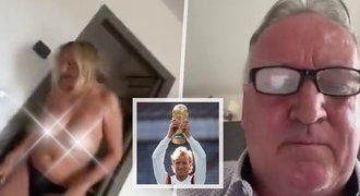 Fotbalista Brehme (62) omylem natočil partnerku jen v kalhotkách: Nahatý dáreček! Fotbalista Brehme (62) omylem natočil partnerku jen v kalhotkách: Nahatý dáreček!