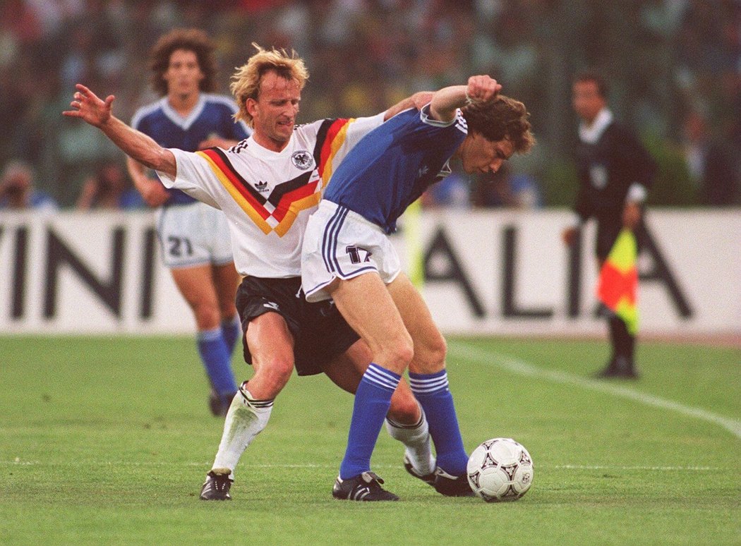 Andreas Brehme, německý mistr světa z fotbalového šampionátu 1990, ukázal ze své manželky víc, než chtěl