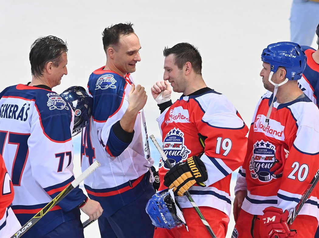 Bývalý hokejista Andrej Sekera (druhý zleva) vyjádřil nesouhlas s pomocí Ukrajině