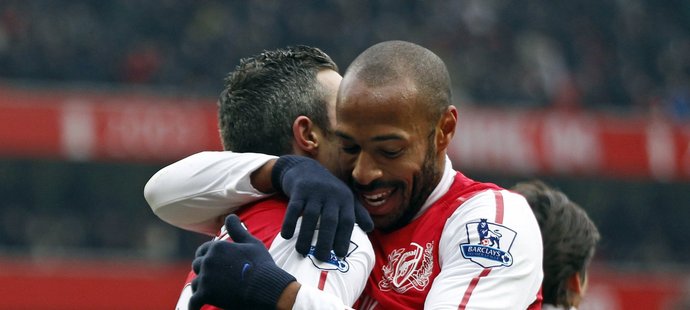 Henrymu gratuluje kapitán Arsenalu, autor tří branek Robin van Persie