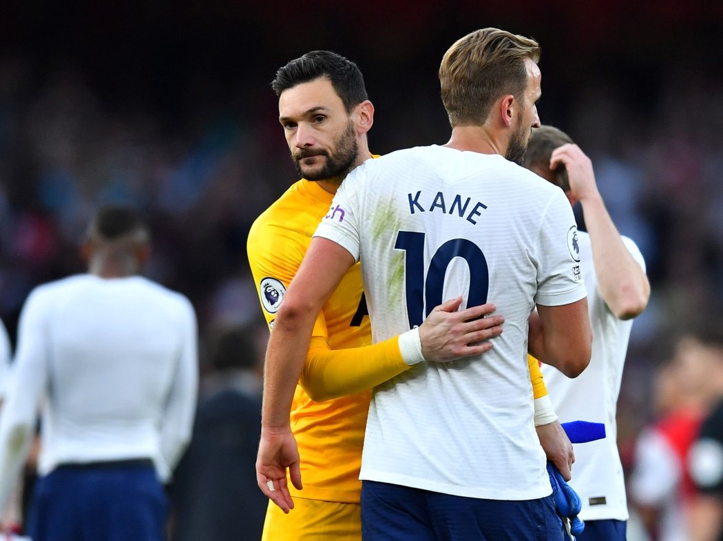 Smutní Hugo Lloris a Harry Kane po prohře s Arsenalem