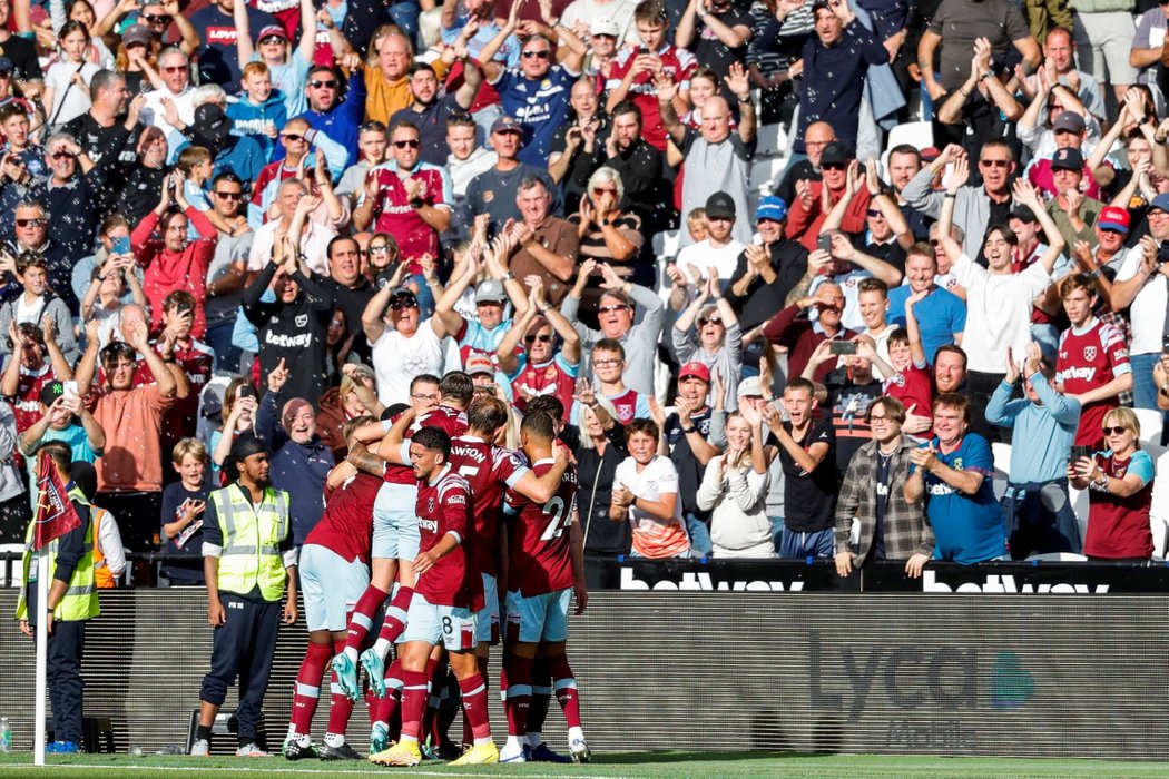 Hráči West Hamu se radují před fanoušky