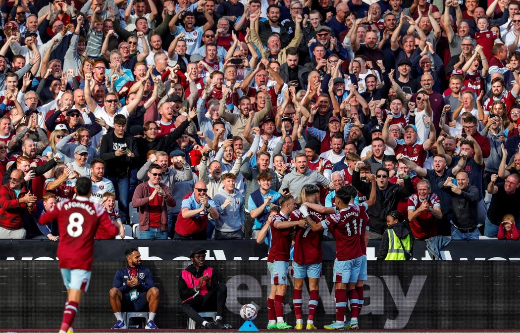 Hráči West Hamu se radují před fanoušky