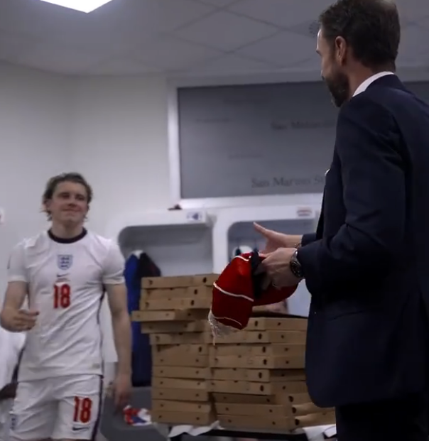 V šatně anglické fotbalové reprezentace byla k vidění hned hora krabic od pizzy