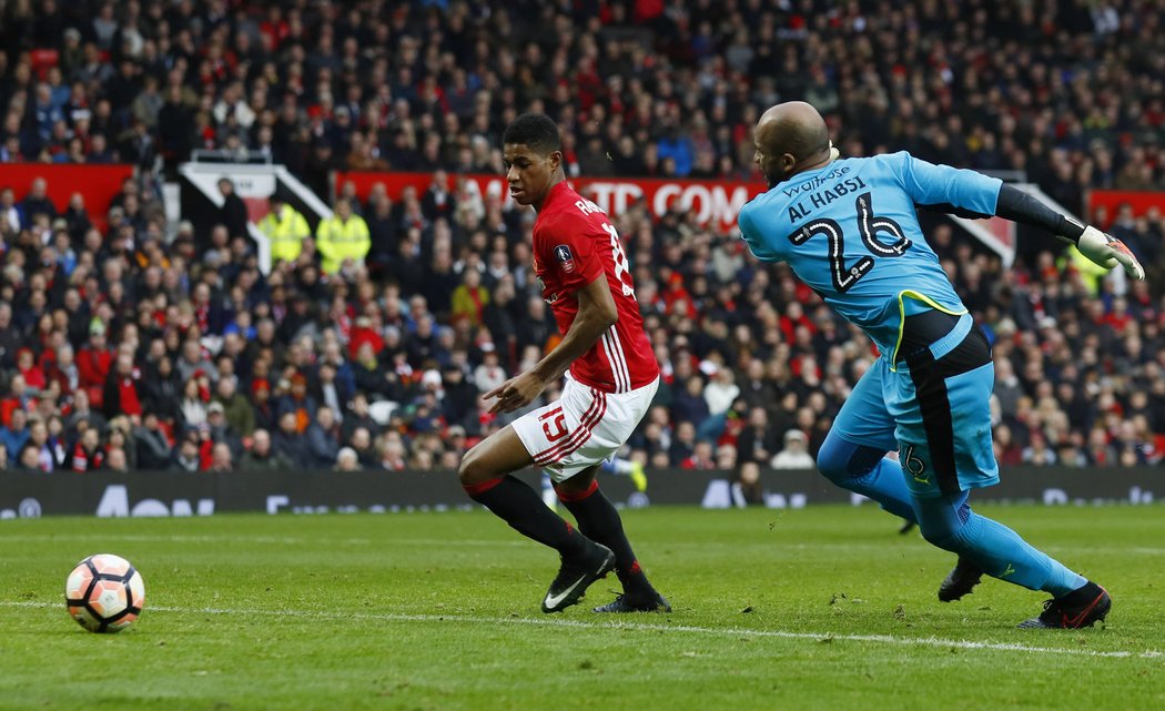 Gólman Readingu nabídl kiksem gól Manchesteru United v pohárovém utkání.