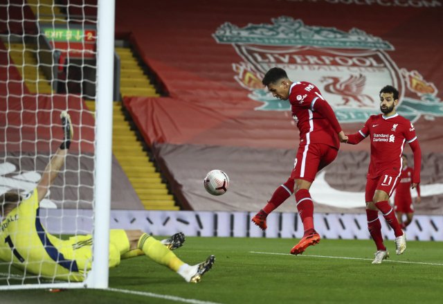 Firmino střílí branku v zápase Liverpoolu se Sheffieldem