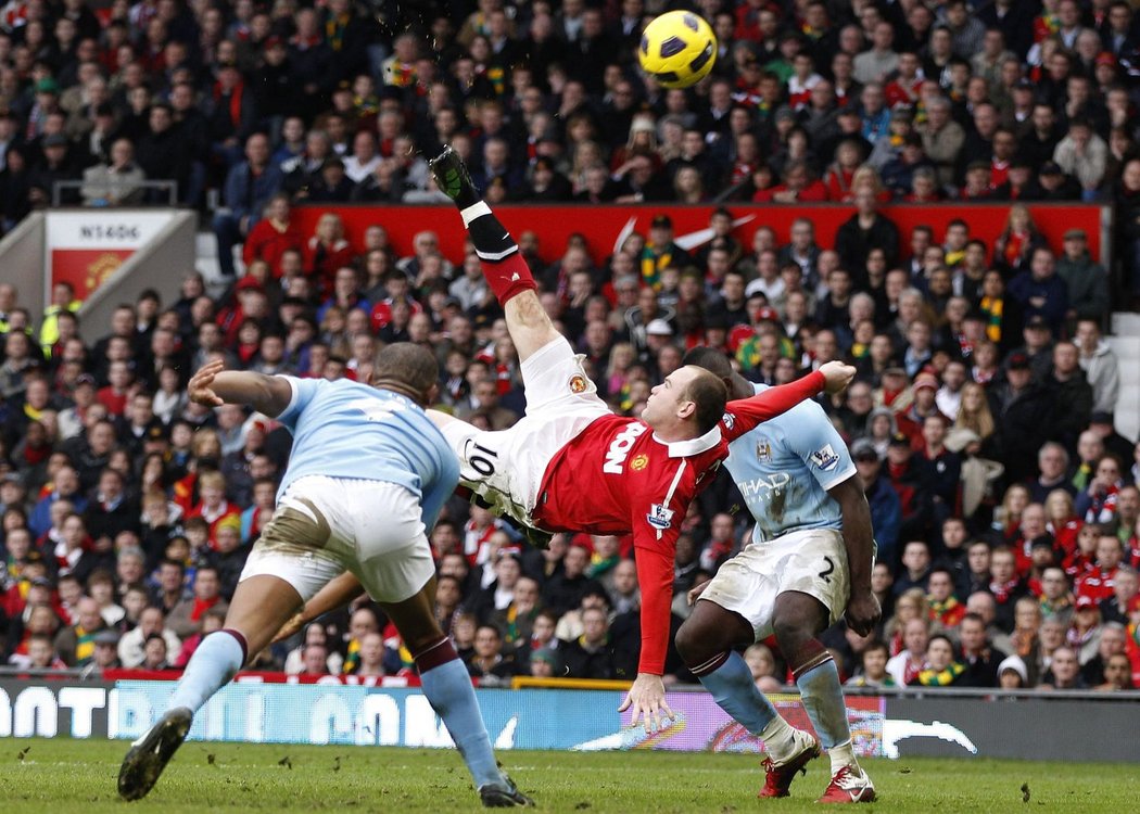 Wayne Rooney parádními nůžkami rozhodl u výhře United nad City