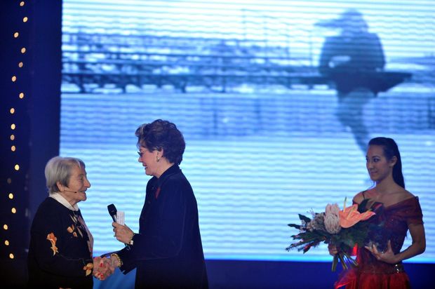Dana Zátopková předává ocenění Áje Vrzáňové Dana Zátopková předává ocenění Áje Vrzáňové