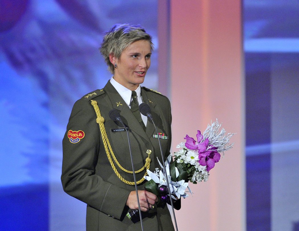 Oštěpařka Barbora Špotáková přišla na vyhlášení v armádní slavnostní uniformě