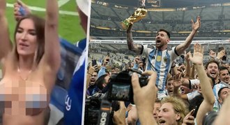 Nové záběry fanynky slavící nahoře bez: Lidé se bojí o její život! Nové záběry fanynky slavící nahoře bez: Lidé se bojí o její život!