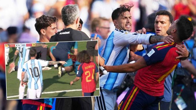 Šílené chování od Argentinců. Ostuda, tvrdí experti o potyčce. A Messiho „čiré zoufalství“ Šílené chování od Argentinců. Ostuda, tvrdí experti o potyčce. A Messiho „čiré zoufalství“
