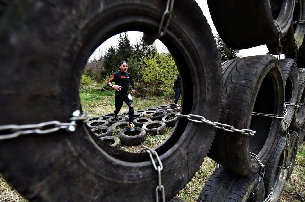 Stěna z pneumatik jako jedna překážka na ARMY RUNU