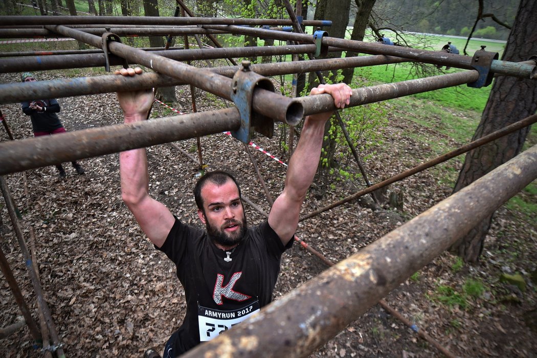 Jednou z překážek byla železná konstrukce na ručkování