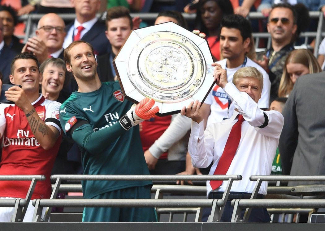 Petr Čech a Arséne Wenger slaví zisk FA Cupu.