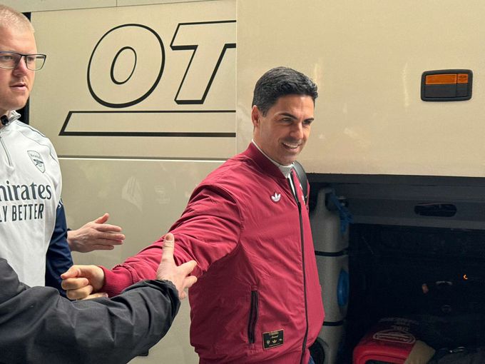 Tajný přílet Arsenalu do Prahy. Žádný trénink v Edenu, dopoledne tým vyrazil z hotelu Tajný přílet Arsenalu do Prahy. Žádný trénink v Edenu, dopoledne tým vyrazil z hotelu