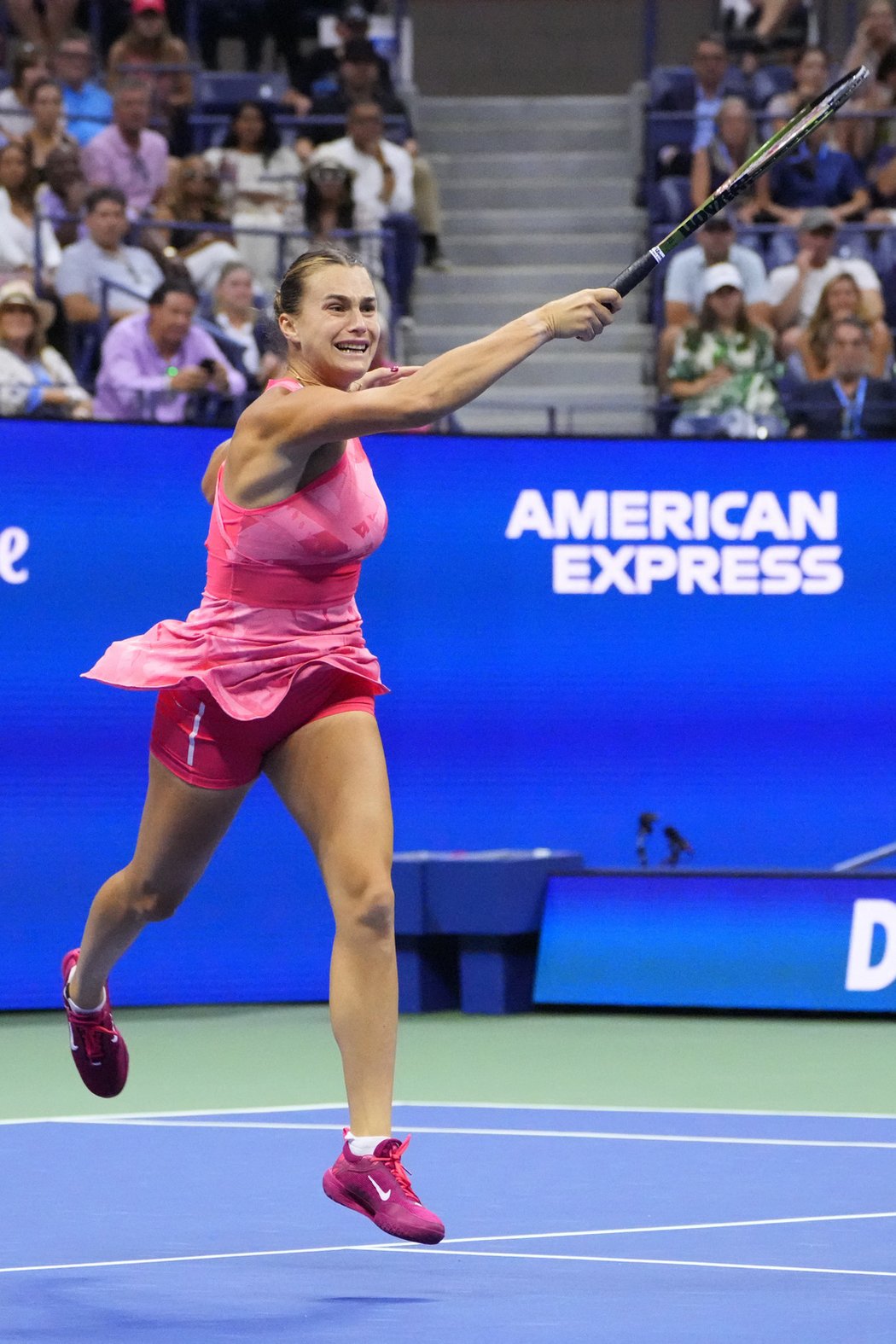 Světová jednička Aryna Sabalenková roztřískala raketu po spackaném finále US Open