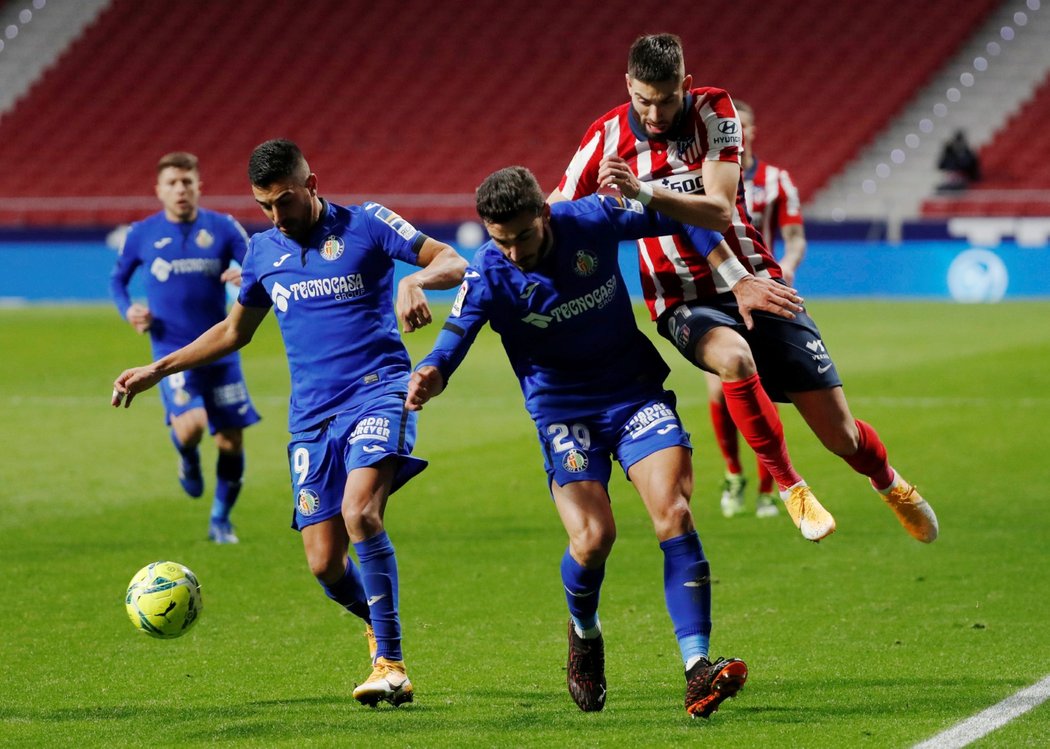 Fotbalisté Getafe v utkání s Atlétikem Madrid