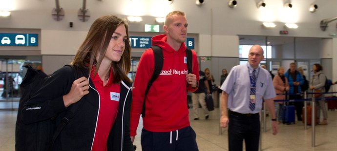 Chodkyně Anežka Drahotová a běžec Patrik Šorm před odletem české atletické reprezentace na mistrovství světa v Dauhá.