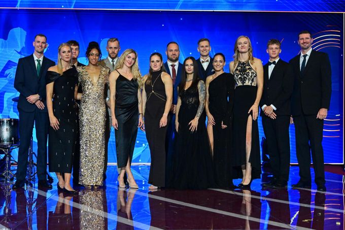 Ze zákulisí Atleta roku: reportérka v dešti, zlatá Lu, Šebrle zpíval Schellingera Ze zákulisí Atleta roku: reportérka v dešti, zlatá Lu, Šebrle zpíval Schellingera