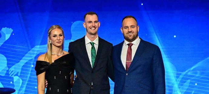 Tři nejlepší čeští atleti roku 2025 (zleva) Amálie Švábíková, vítěz Jan Štefela a Tomáš Staněk