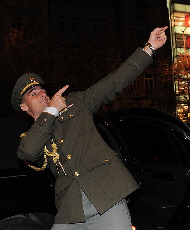 Šebrle paroduje slavné gesto Usaina Bolta. Šebrle paroduje slavné gesto Usaina Bolta.