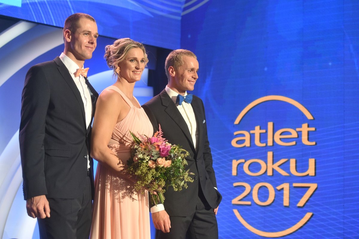 Anketu Atlet roku 2017 ovládli oštěpaři: (zleva) Petr Frydrych (3. místo), vítězka Barbora Špotáková a stříbrný Jakub Vadlejch (2. místo).