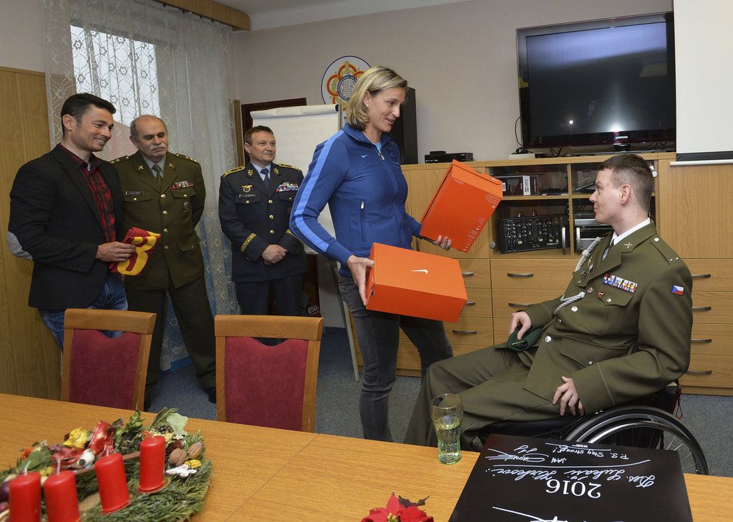 Desátník Lukáš Hirka se téměř zázračně vrátil do života, Barbora Špotáková mu dala jako motivaci do budoucna dvoje boty