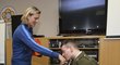Válečný hrdina Lukáš Hirka, který je po zranění na vozíku, políbil při setkání s armádními sportovci ruku Barboře Špotákové