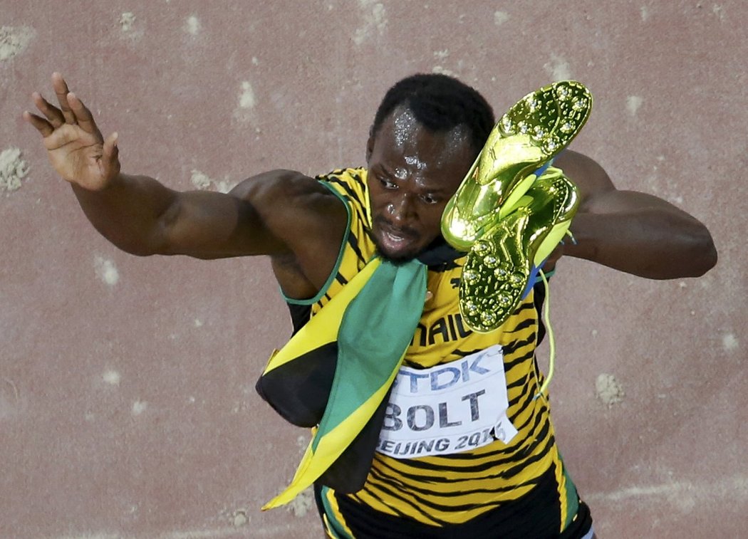 Bolt se ukazuje boty, kterými zaběhl zlatou medaili