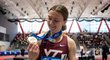 Česká atletka Barbora Malíková s medailí pro vítězku halového finále Atlantic Coast Conference v běhu na 400 metrů