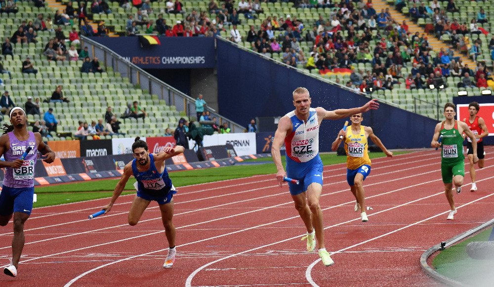 Finiš štafety 4x400 metrů mužů na atletickém ME v Mnichově