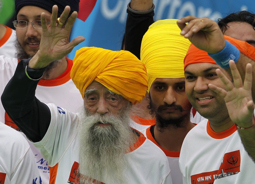 Britský běžec Fauja Singh (vlevo) se rozloučil se svou kariérou... Bude mu 102 let...