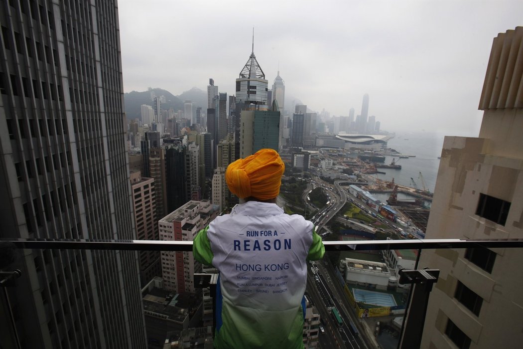 101letý maratonec Fauja Singh pozoruje z výšky Hong Kong, kde si zaběhl svůj poslední závod