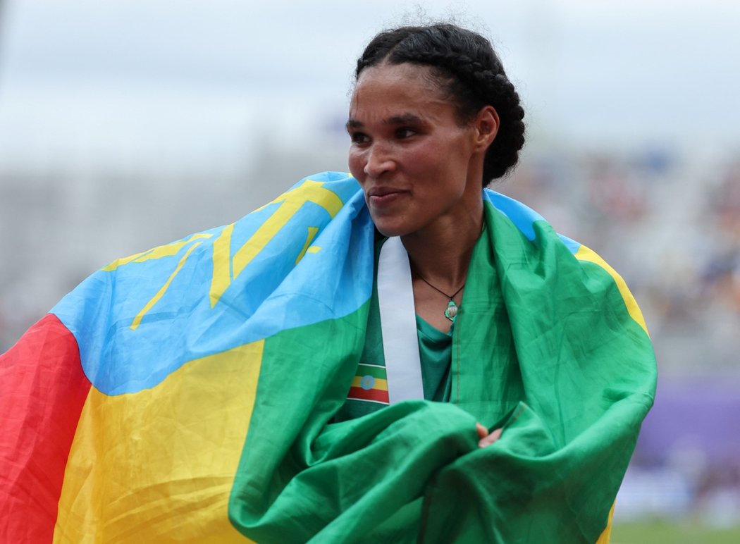 S etiopskou vlajkou se po vyhraném závodě na 10 000 metrů na mistrovství světa radovala rekordmanka Letesenbet Gideyová