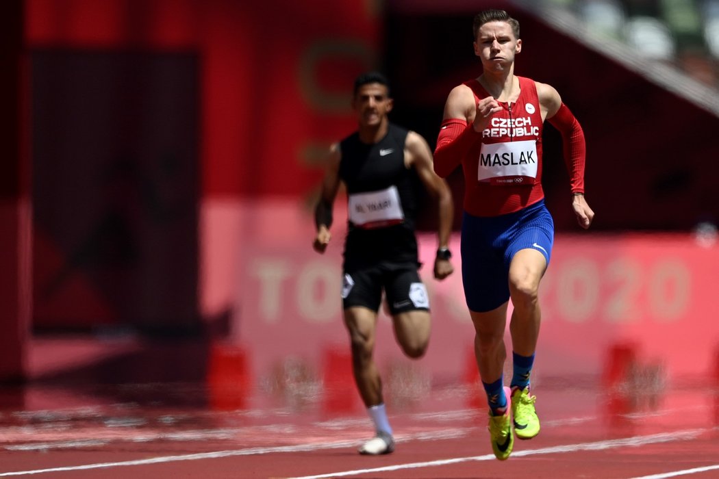 Pavel Maslák během rozběhu na 400 metrů na LOH v Tokiu