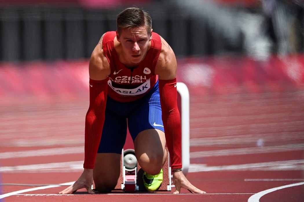 Pavel Maslák během rozběhu na 400 metrů na LOH v Tokiu