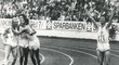 Euforie po doběhu vítězné štafety na ME v Helsinkách 1971, zleva slaví finišman Luděk Bohman, Ladislav Kříž, Juraj Demeč  a Jiří Kynos