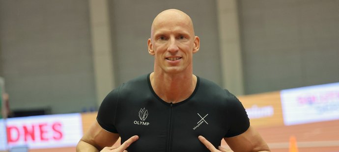 Česká atletická legenda Petr Svoboda po výhře v běhu na 60 metrů překážek