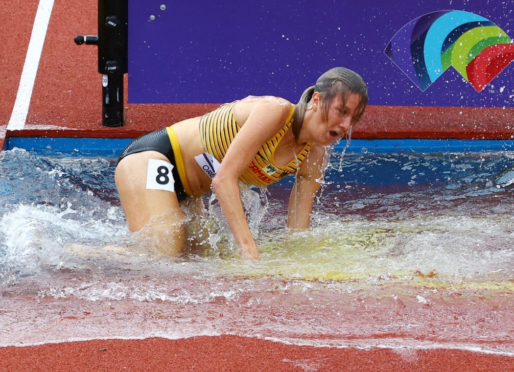 Německá běžkyně Lea Meyerová na atletickém mistrovství světa v Eugene přepadla přes překážku a skončila ve vodě
