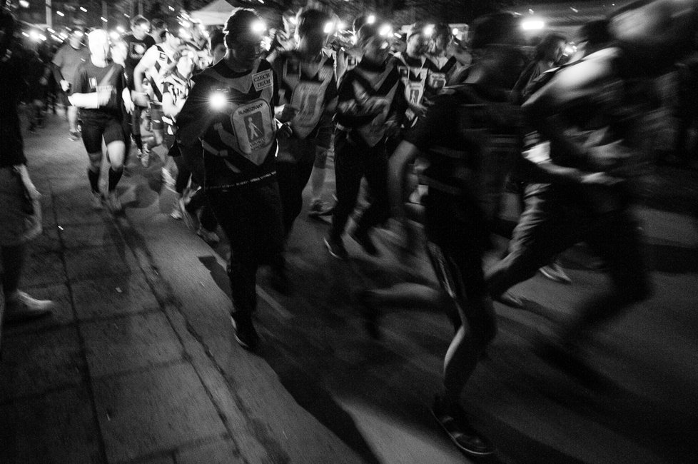 Noční běh pro Světlušku přilákal do Stromovky řadu osobností, dobrou věc přišly podpořit i další stovky běžců.