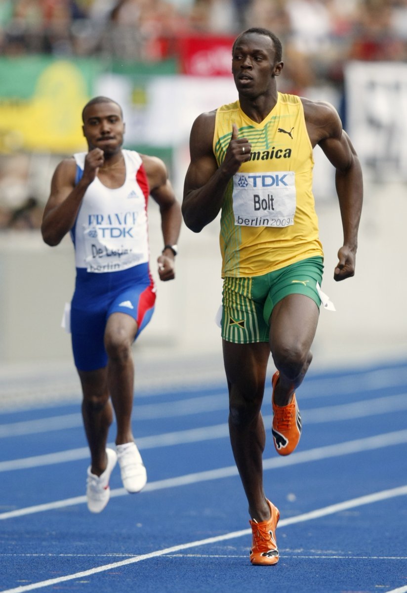 Jamajčan Bolt zanechává při rozběhu dvoustovky soupeře za sebou